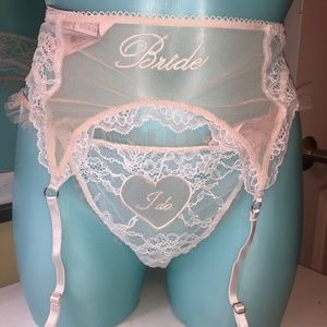 Victoria’s Secret Coconut White Bride Lace Garter NWT